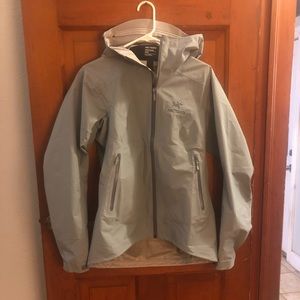 NWOT Women’s Medium Arcteryx Zeta SL jacket